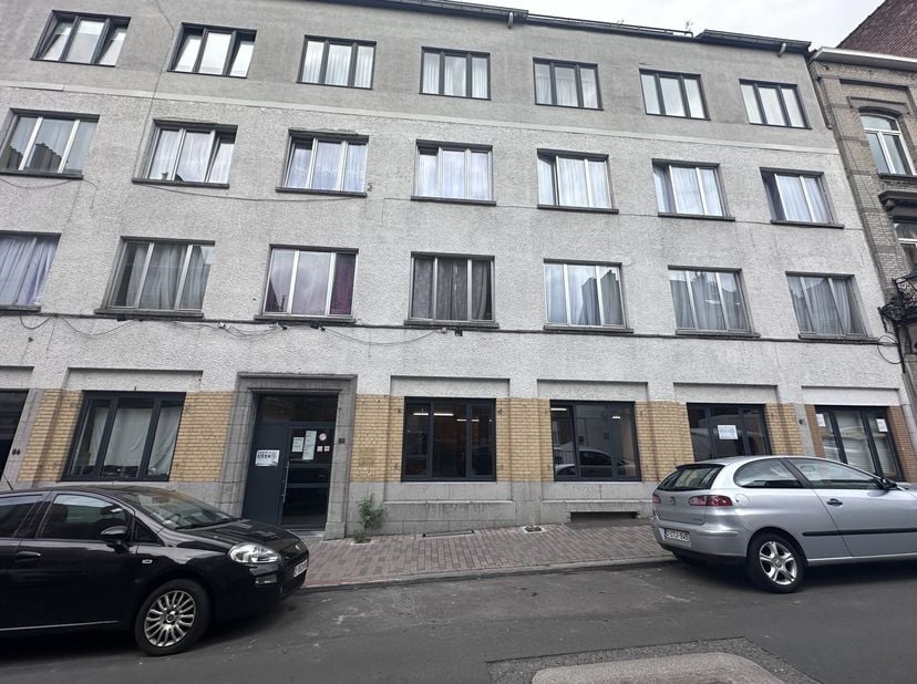 Idéalement situé à Bruxelles, à deux pas du centre-ville, de la gare du Midi, du Parvis de Saint-Gilles et de toutes les commodités, cet espace commer