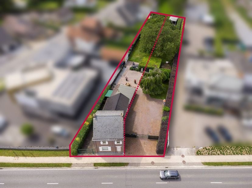 Cette maison partiellement rénovée avec des éléments authentiques est idéalement située sur le Rijksweg à Opgrimbie (Maasmechelen), à seulement 10 min