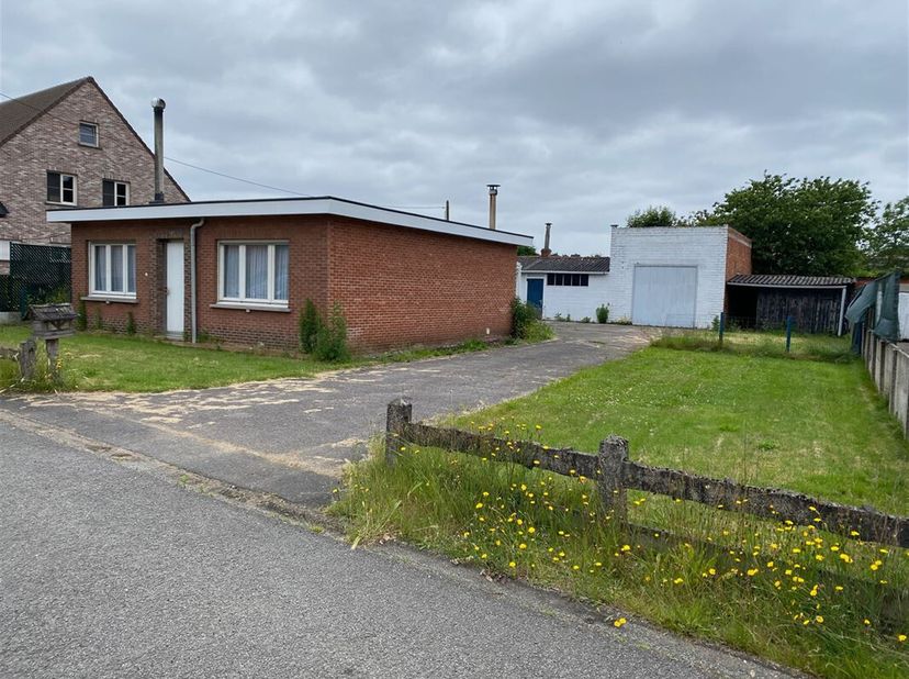 Deze grondig te renoveren woning is gunstig gelegen in een doodlopende straat op de grens van Grobbendonk en Pulle. Ze beschikt over een ruimte leefru