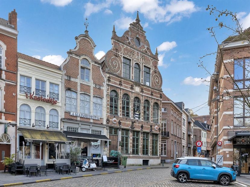 Sur la Grand-Place de Diest, au numéro 24, se trouve ce bâtiment majestueux. Un emplacement plus central à Diest n&#039;est pas possible. Elle est égalemen