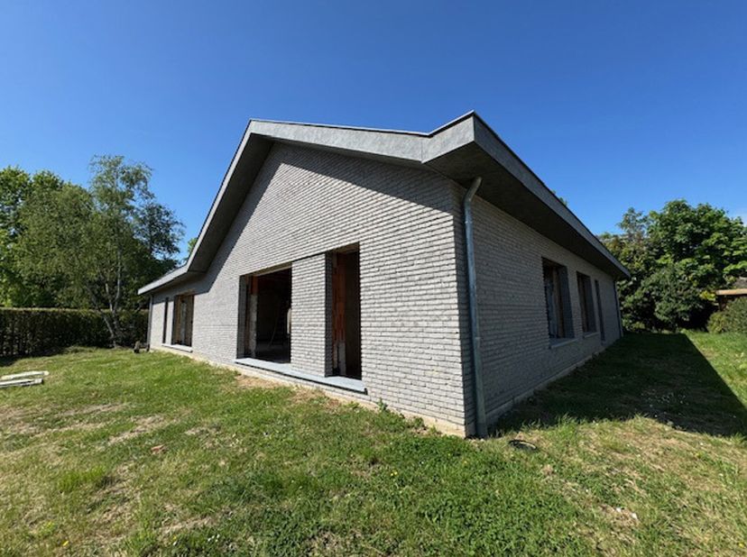 Topgelegen casco woning op 857 m2 met rustige, toch centrale ligging. In samenspraak met Joosen Bouw afwerking te bepalen. Inkomhal, gastentoilet, ber