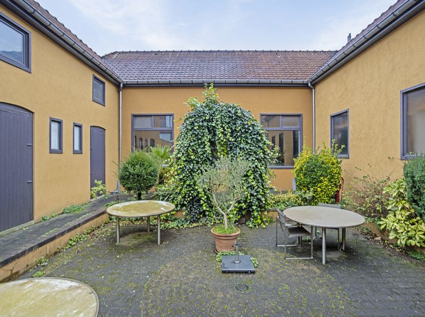 Cet immeuble commercial à vendre, situé sur l&#039;Antwerpsesteenweg à Sint-Amandsberg, combine une situation commerciale de premier ordre avec de nombreus