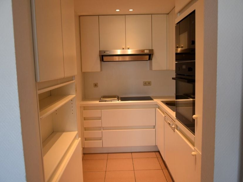 Dit centraal gelegen 2 slaapkamer appartement wordt te huur aangeboden als 2de verblijf.  Het appartement bevindt zich op de 4de verdieping van een ge