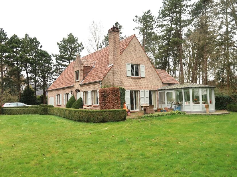 Bent u op zoek naar een unieke woning waar luxe en karakter hand in hand gaan?&lt;br /&gt;
Deze prachtige alleenstaande villa op een perceel van maar liefst
