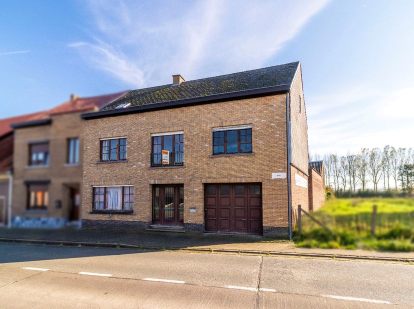9400 Denderwindeke, Brielstraat 13. Deze te renoveren woning bevindt zich op een steenworp van het centrum van Denderwindeke. De grootste troef is de