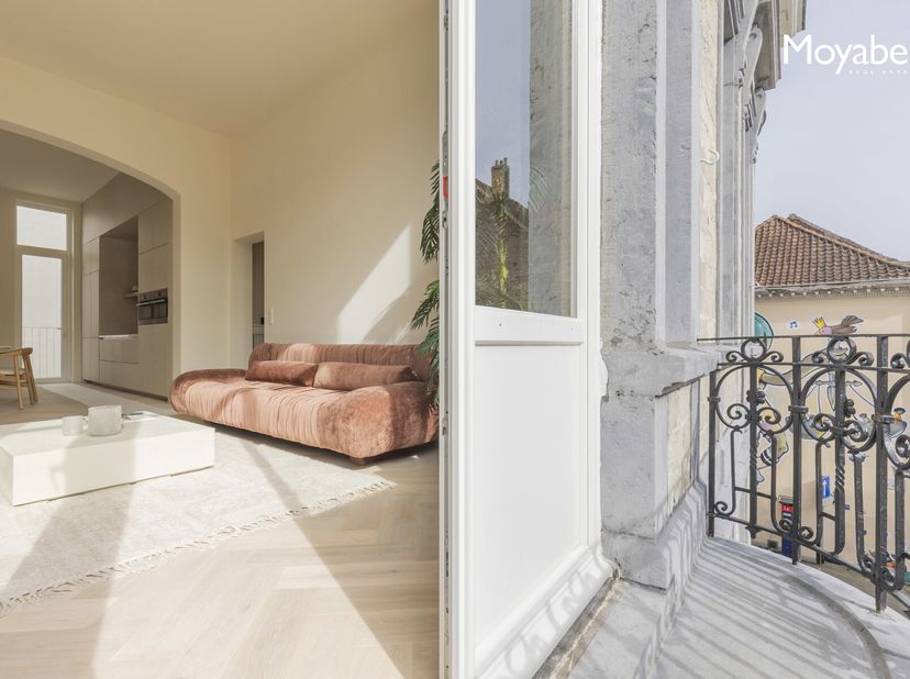 Bent u op zoek naar een exclusieve investering in het bruisende centrum van Gent? Dit majestueuze appartementsgebouw uit 1925 combineert historische c