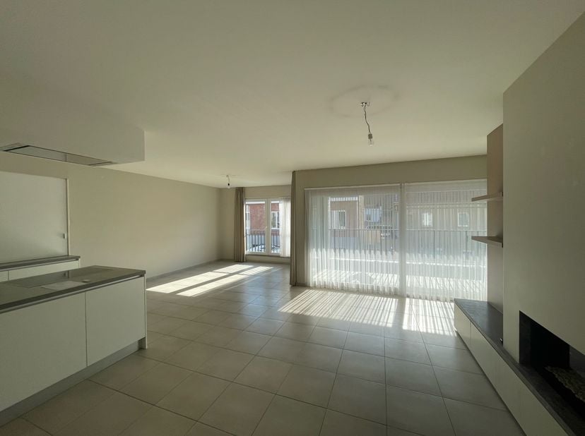 Dit centraal gelegen appartement bestaat uit: inkomhal, living met gashaard, open ingerichte keuken (met elektrisch fornuis, frigo, combi-oven en vaat