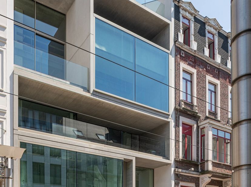 Deze unieke triplex bevindt zich op een voortreffelijke locatie in het hart van Gent. Dit unieke staaltje architectuur, gevestigd in een bekroond gebo
