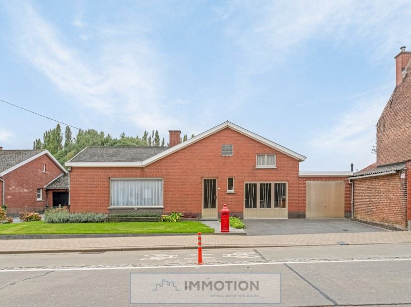 Op een boogscheut van het centrum van Rollegem en nabij Kortrijk staat deze gelijkvloerse woning met 3 slaapkamers en grote zolder te koop.&lt;br /&gt;
&lt;br