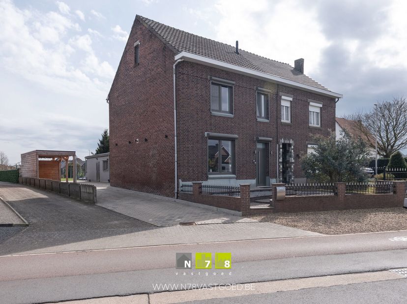 GERENOVEERDE WONING MET 3 SLAAPKAMERS OP EEN PERCEEL VAN 5A80CA NABIJ HET CENTRUM VAN DILSEN&lt;br /&gt;
TROEVEN:&lt;br /&gt;
- Centrale ligging&lt;br /&gt;
- Charmante
