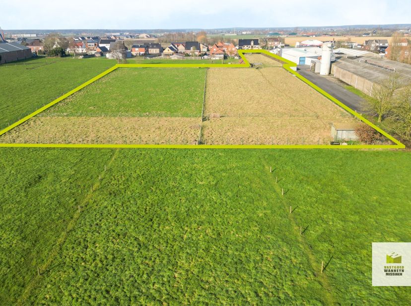 Op centrale ligging te Wingene ligt dit zeer ruime stuk grond met een perceeloppervlakte van maar liefst 10.360m2 en vergezicht over het landelijke Wi