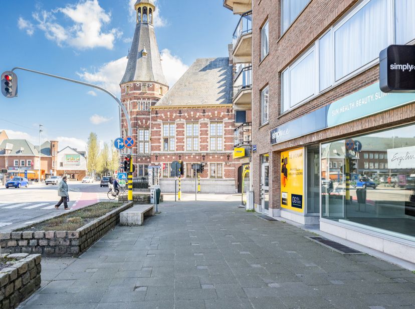 In het hart van Schoten, recht tegenover het marktplein, bevindt zich dit instapklare commercieel handelsgelijkvloers van 155 m². Met een gevelbreedte