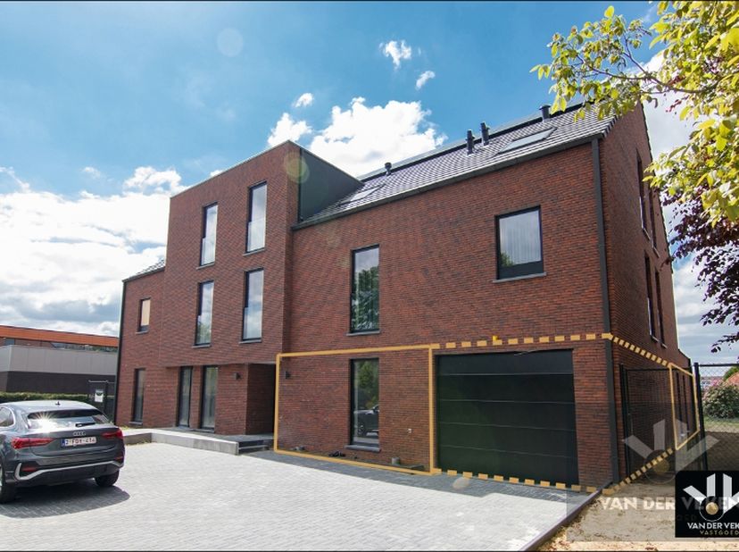 Ruim gelijkvloers nieuwbouwappartement met 2 slaapkamers, een terras en een mooie tuin op een goed bereikbare locatie! &lt;br /&gt;
&lt;br /&gt;
Troeven: &lt;br /&gt;
-