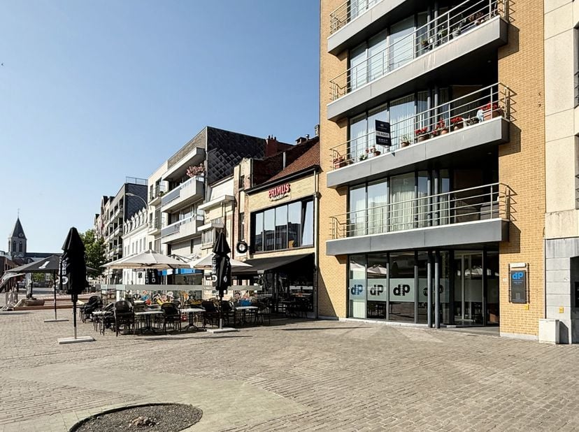 Op zoek naar een centraal gelegen kantoorruimte in het bruisende centrum van Deinze? Deze instapklare kantoorruimte van ca. 115 m² bevindt zich in res
