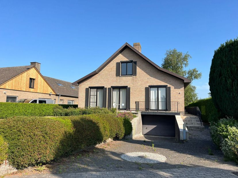 Te huur in het hart van Sijsele: een verrassend ruime en instapklare woning, gelegen in de Molenstraat 80. Deze charmante gezinswoning biedt een doord