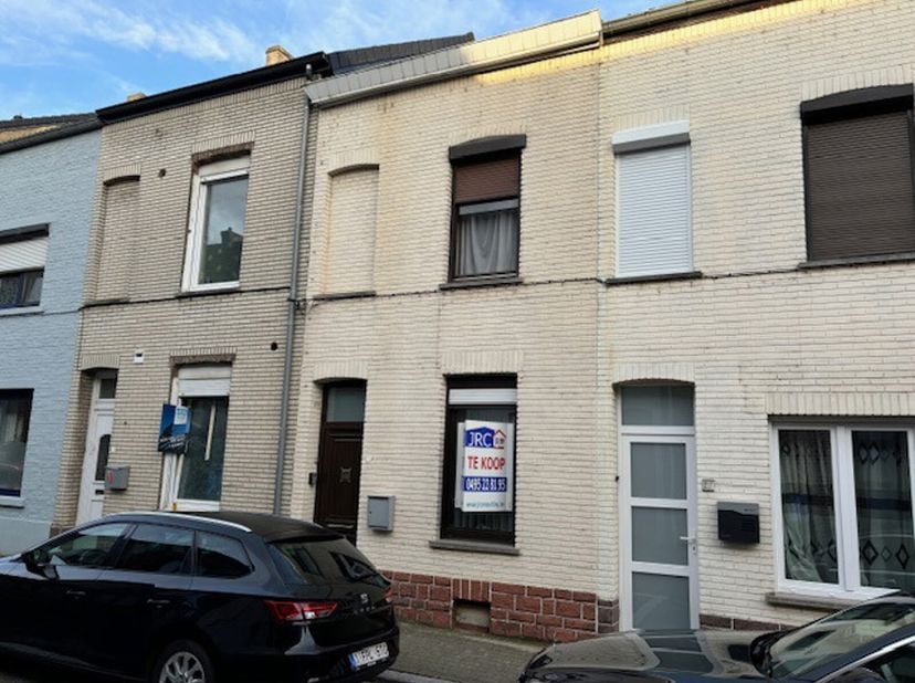 Rijwoning met achteringang en garageNa opfrissing heeft deze woning veel potentieel.Op het gelijkvloers is er de Inkomhal, een slaapkamer, living, keu