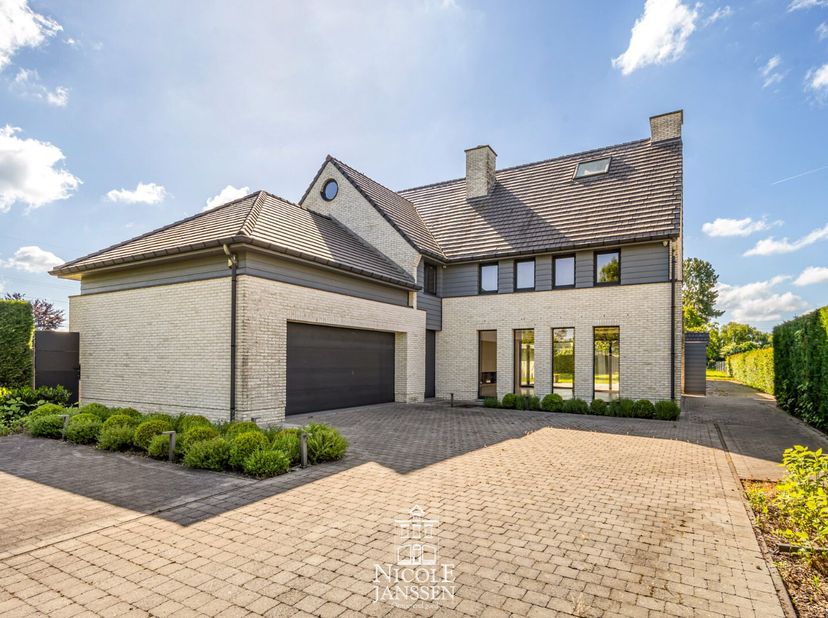 Deze ruime villa op een perceel van 21a biedt ultiem wooncomfort. Met maar liefst 387m² bewoonbare oppervlakte, 5 slaapkamers, 5 badkamers en royale l