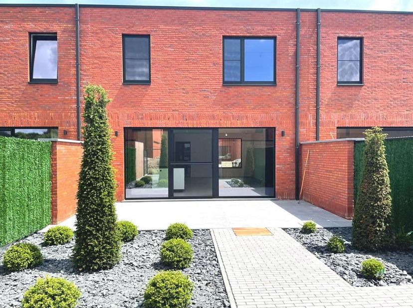 Prachtig afgewerkte nieuwbouwwoning met 3 slaapkamers gelegen in een rustige, doodlopende straat, nabij het centrum van (Over)Pelt.&lt;br /&gt;
De woning is
