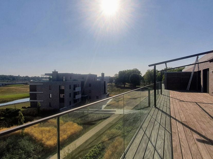 Deze luxueuze PENTHOUSE van 218 m², gelegen in een residentie grenzend aan de golf van Sterrebeek, geniet niet enkel van prachtige zichten en een unie