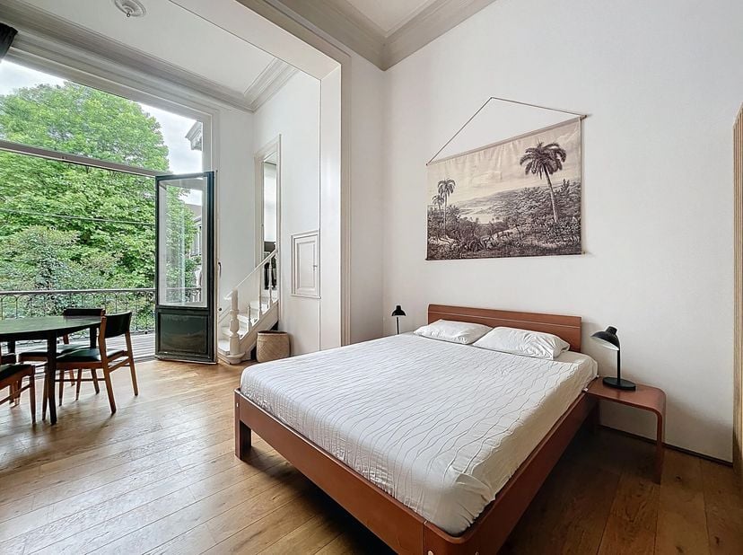 Dit volledig gerenoveerde appartement van ongeveer 76 m² bevindt zich op de tweede verdieping van een prachtig herenhuis en zal u bekoren met zijn ele