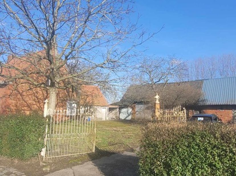 Droomt u van een gerenoveerde hoeve in landelijke omgeving, dan kunt u met deze goedgelegen eigendom in Overmere zeker aan de slag. De woning zelf vra