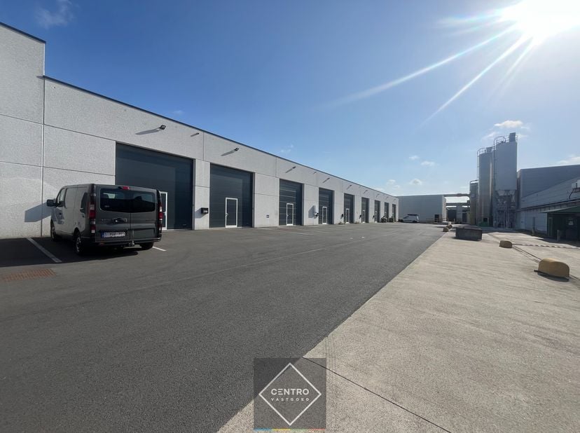 AFWERKING: &lt;br /&gt;
Metalen constructie, geïsoleerd plat dak met lichtkoepels, gepolierde betonvloer, automatische sectionaalpoort (h: 4,5m; b: 4,5m), a