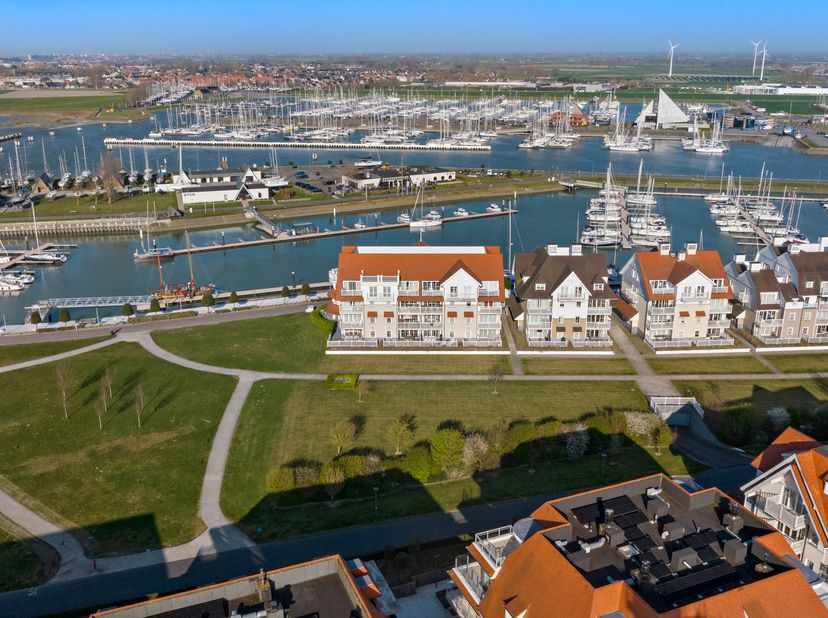 Langs de wandel- en fietspromenade aan de jachthaven, die Nieuwpoort-Bad met Nieuwpoort-Stad verbindt, bevindt zich dit doorloopappartement met drie s
