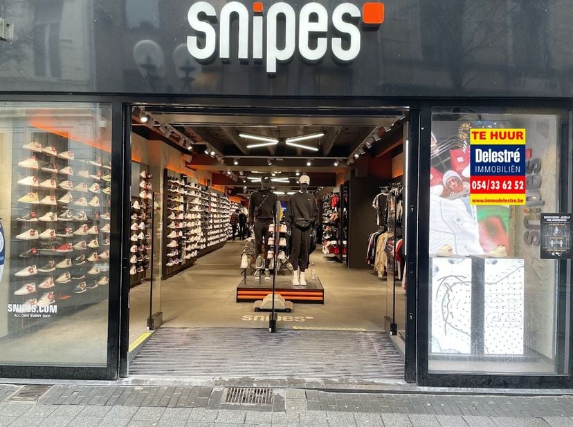 Goed gelegen commercieel gelijkvloers in het centrum van Turnhout (momenteel ‘Snipes’). &lt;br /&gt;
De opp. bedraagt 175 m². + 2 verdiepingen bruikbaar als
