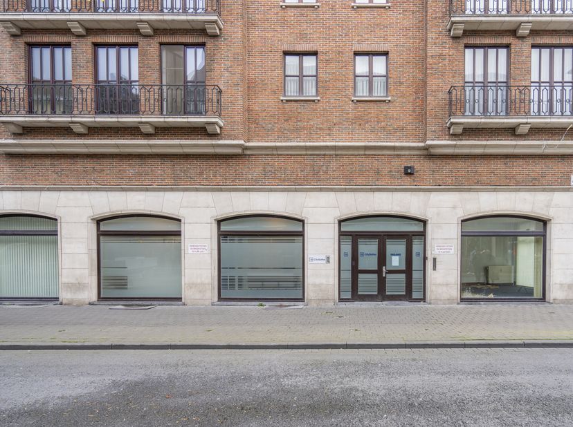 Ce bâtiment d&#039;angle offre une excellente visibilité et a une superficie totale d&#039;environ 197 m² au rez-de-chaussée et de 200 m² supplémentaires en mez