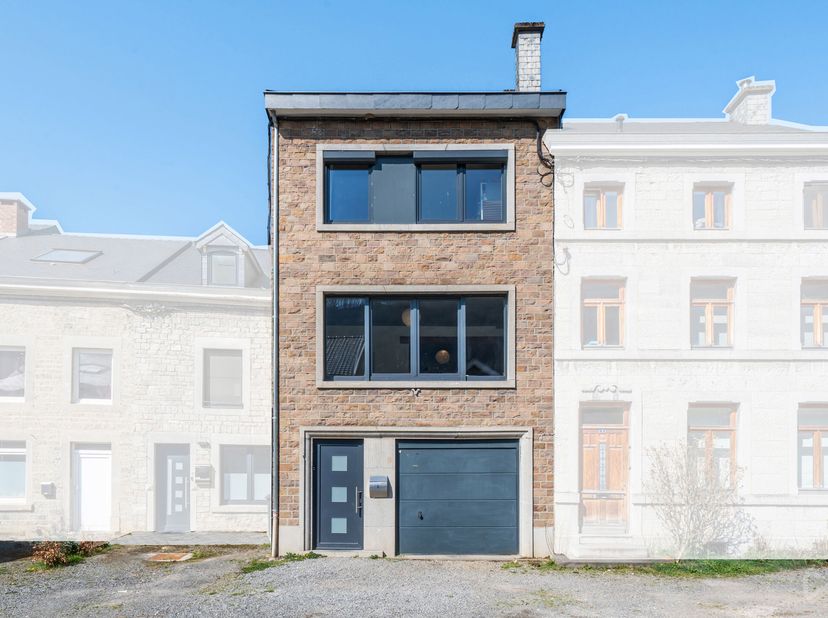 Contact : 0470 08 79 78 - We Invest Ourthe-Amblève et Léna vous présentent cette charmante maison bel-étage située dans un quartier calme et agréable.
