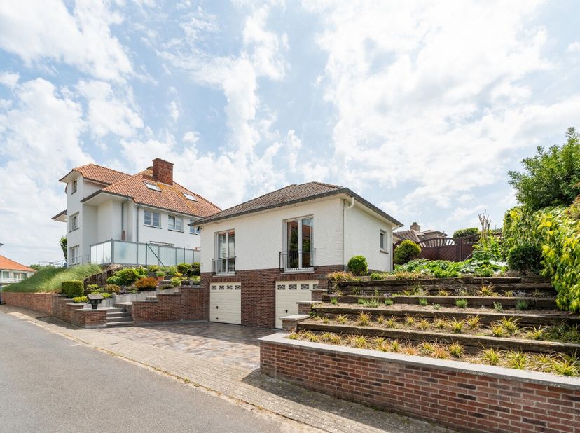 Koksijde : In de rustige Senegalese wijk van Koksijde bevindt zich deze vrijstaande villa op een mooi perceel. De woning beschikt over drie slaapkamer