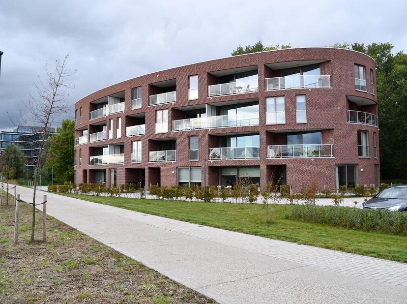 Ce bel appartement neuf prêt-à-emménager de 2 chambres (1e étage) fini avec des matériaux de qualité et avec parking couvert en option. Parking pour v