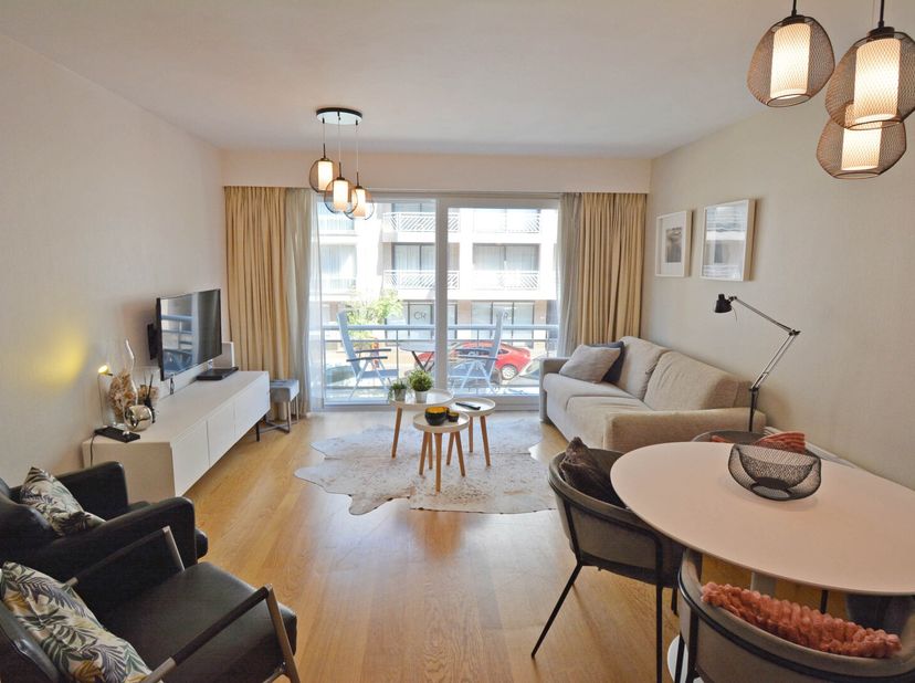 Gezellige studio met centrale ligging op een eerste verdieping in residentie Helios.&lt;br /&gt;
De studio omvat: inkomhal, woonkamer, open keuken, berging,