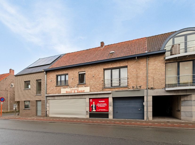 Ce commerce situé dans la Statiestraat à Zulte a beaucoup à offrir et bénéficie d&#039;un emplacement commercial. Le bien comprend : Un bel espace commerci