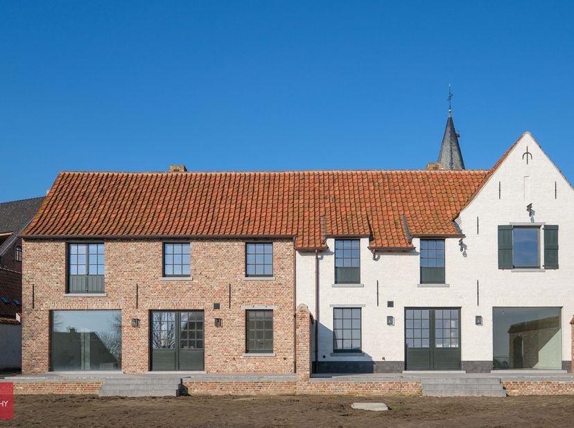 Inkomhal, living in parket, open ingerichte zonnige keuken, bijkeuken met ingemaakte kasten, garage, 4 slaapkamers, badkamer met bad en inloopdouche,