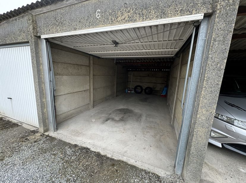 Immo Pické biedt U deze gesloten garagebox(en) aan in een garagecomplex van in totaal 15 garages. Deze garageboxen kunnen afzonderlijk of samen worden
