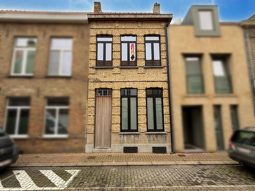 Deze recent gerenoveerde woning met 2 slaapkamers, een bureau en een zonnig terras is te huur in de Klaverstraat te Veurne. Gelegen op een centrale lo
