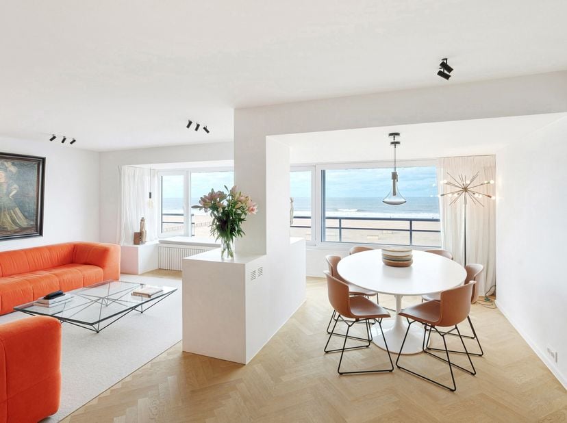 Luxueus vernieuwd appartement op de Zeedijk, vlakbij het Rubensplein. Mooie residentie met brede appartementen, grote inkomhal en vernieuwde lift. Oor