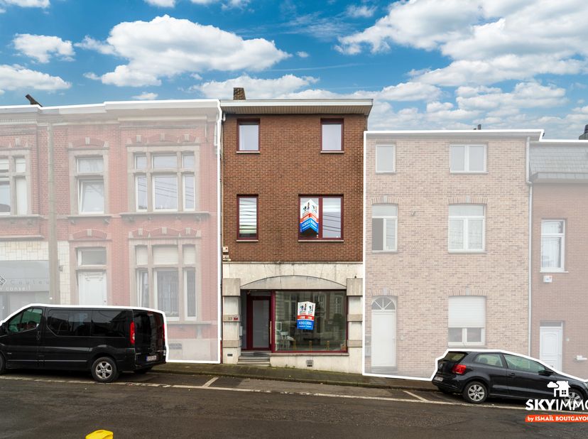 L&#039;agence SKYIMMO vous propose cet immeuble mixte de 131m² en bon état avec un énorme potentiel comprenant 2 unités, un rez-de-chaussée commercial et u