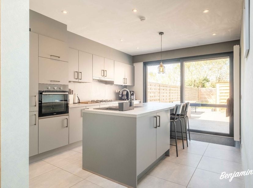 - Volledig instapklare, gezellige woning&lt;br /&gt;
- Ideale ligging: Peter Benoitlaan 16, Harelbeke&lt;br /&gt;
- Gunstig EPC: 208 kWh/m²/jaar&lt;br /&gt;
- 2 ruime s