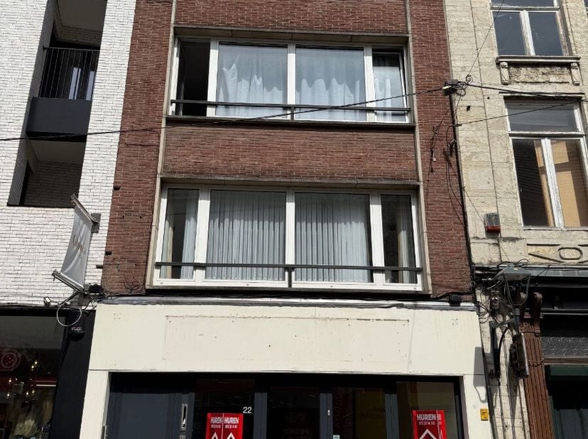 BEZOEKAANVRAGEN UITSLUITEND VIA MIJN HUURPROFIEL, KLIK OP DE CONTACTKNOP OM UW BEZOEK AAN TE VRAGEN.Te huur: tweeslaapkamerappartement met terras gele