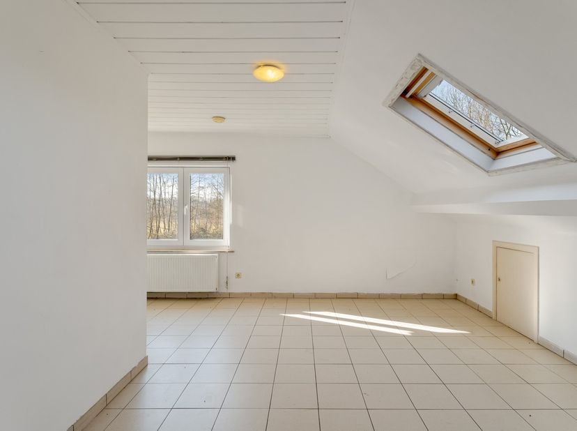 Het perceel is opgedeeld in 3 aparte kadastrale percelen.&lt;br /&gt;
Op nummer 51 staat de woning, op nummer 49 staat een chalet. Op het resterend perceel