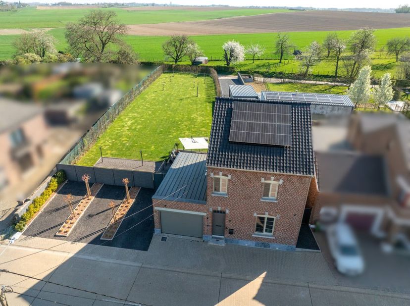 Bent u opzoek naar een stijlvolle en kwalitatieve woning die rustig gelegen is maar toch nabij het centrum? Dan is deze  recent gerenoveerde woning aa