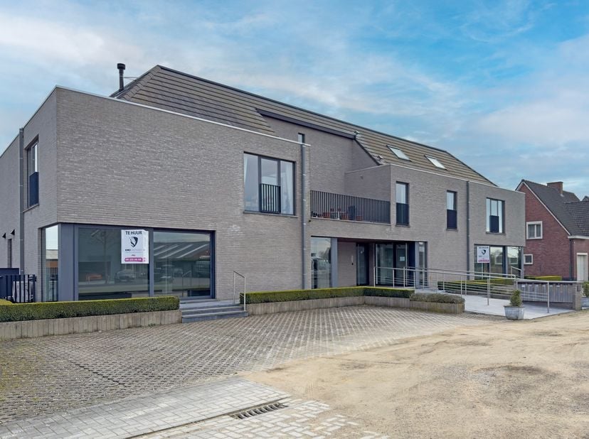 Dit gelijkvloerse, multifunctionele pand van 77 m² is ideaal als handelsruimte of kantoor.&lt;br /&gt;
Het beschikt over een apart toilet en is voorzien van