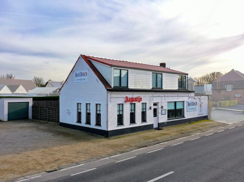 Ideaal gelegen op de baan “Wippelgem Dorp” te Evergem, vindt je deze charmante instapklare handelszaak met bovenliggend appartement, ruim terras en gr