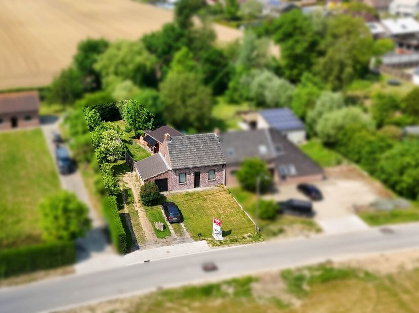 [[ DIT PAND NEEMT DEEL AAN DE ERA OPEN HUIZEN DAG OP 14/6 VAN 14:30 TOT 15:30 ]] Halfopen woning te koop in Boezinge Over de woning:Deze charmante hal