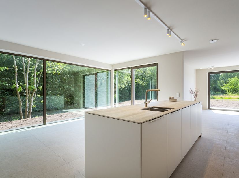 Cette villa au style contemporain et intemporel est située dans un environnement verdoyant et extrêmement calme à Schilde, à proximité immédiate du ce