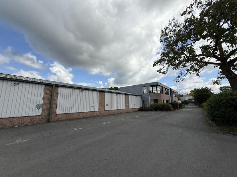 A louer +/- 275 m2 dentrepôt, +/- 25 m2 de bureau à Grez-Doiceau&lt;br /&gt;
- 2 places de parking à larrière&lt;br /&gt;
- possibilité de place de parking suplém