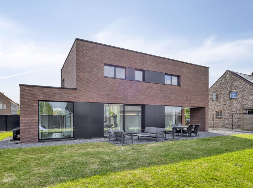 Emplacement idéal à Bree&lt;br /&gt;
La maison est située sur un terrain de 5 ares 93 acres dans un quartier résidentiel, à proximité du centre de Bree. Vou