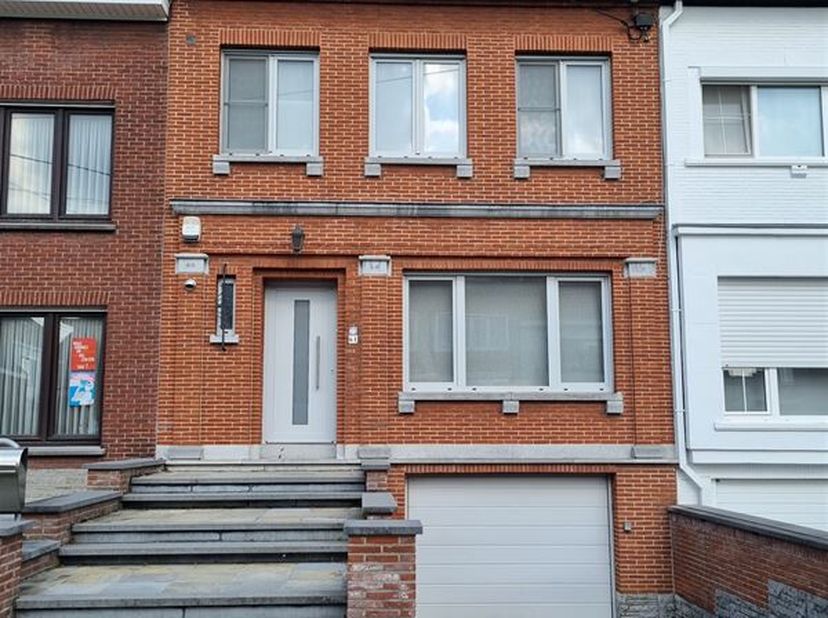 Goed onderhouden herenwoning&lt;br /&gt;
Deze charmante woning biedt de ideale combinatie van ruimte, comfort en stijl. &lt;br /&gt;
De woning is in uitstekende s